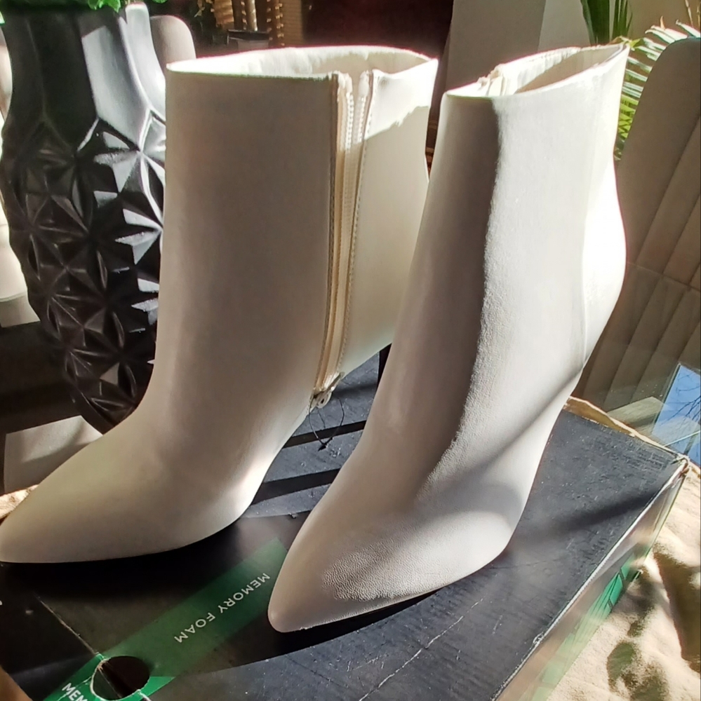CLOSET CLEAR OUT!!NEW-Worthington Memory Foam White ankle booties! Sz11, 3 1/2in